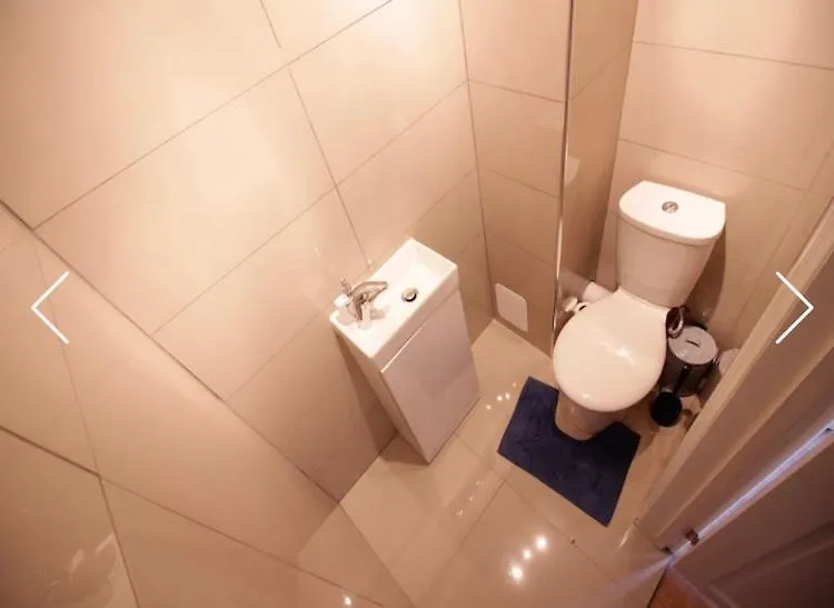 Grundy28 Apartment London Homestay